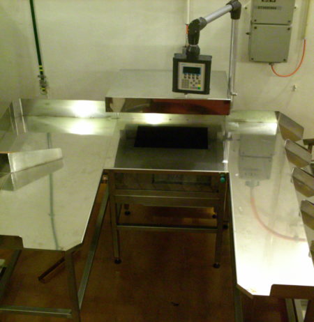 A manual sorting table for nuclear material or waste release