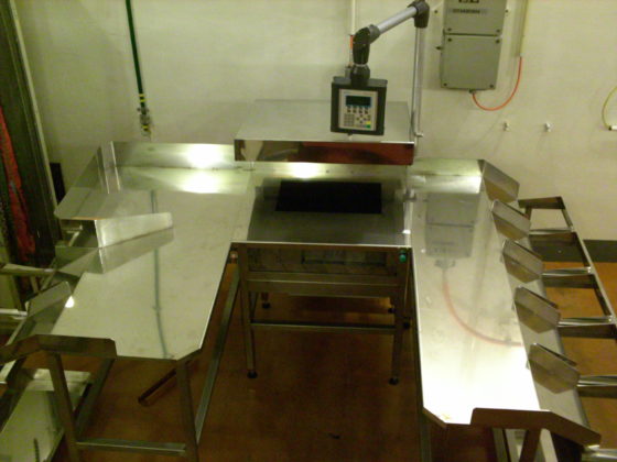 A manual sorting table for nuclear material or waste release