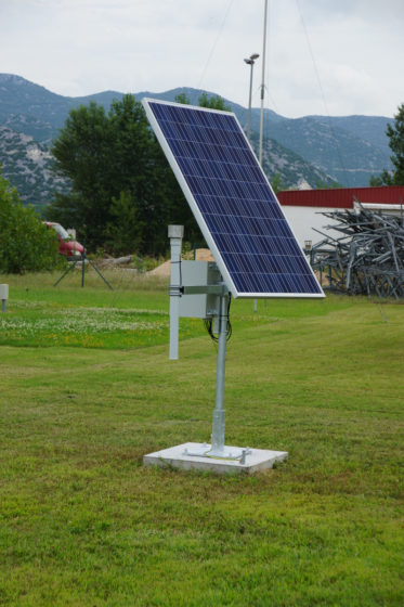 Environmental radiometric monitoring station with solar panel