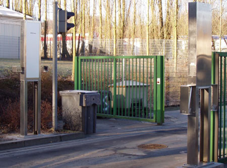 Stationary radioactivity monitor on a road